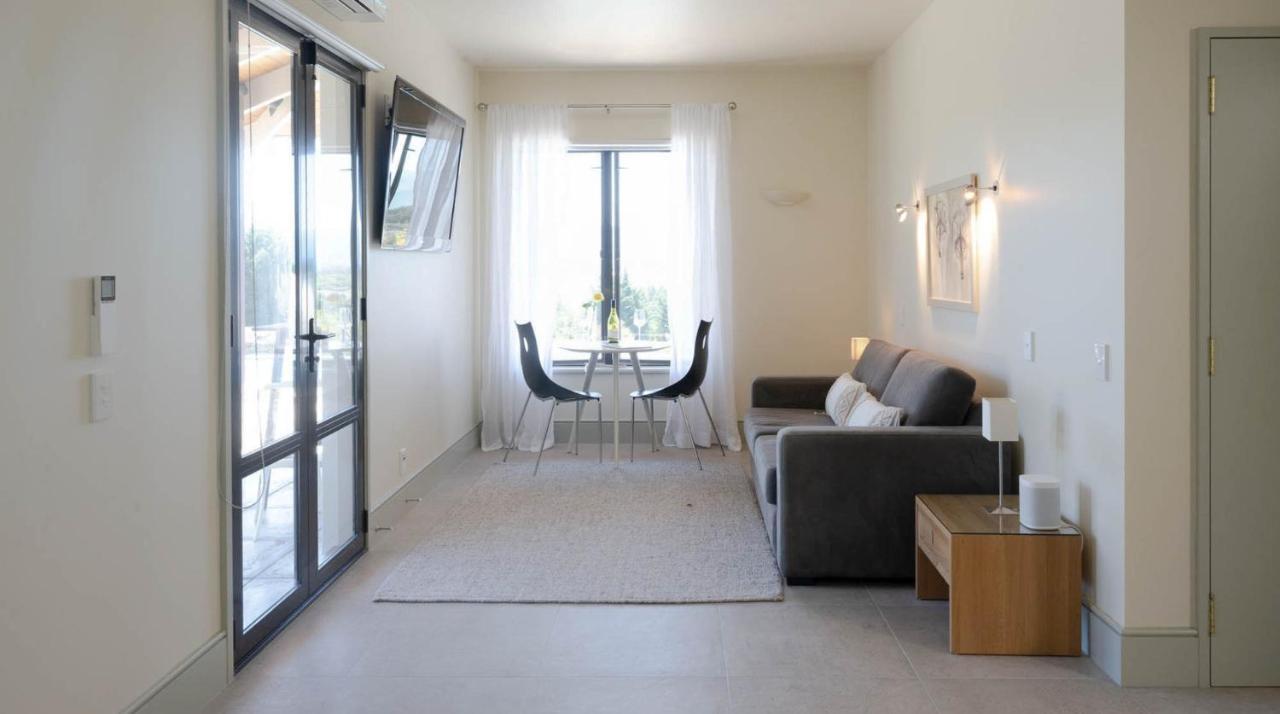 Windhover Suites Tasman エクステリア 写真